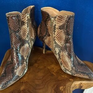 Women’s Zigi Soho Boots Snakeskin Patterned Ankle Zip Up Boots Size 10
